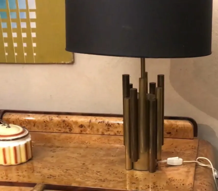 Lampada da tavolo antica con base in tubi metallici e paralume nero