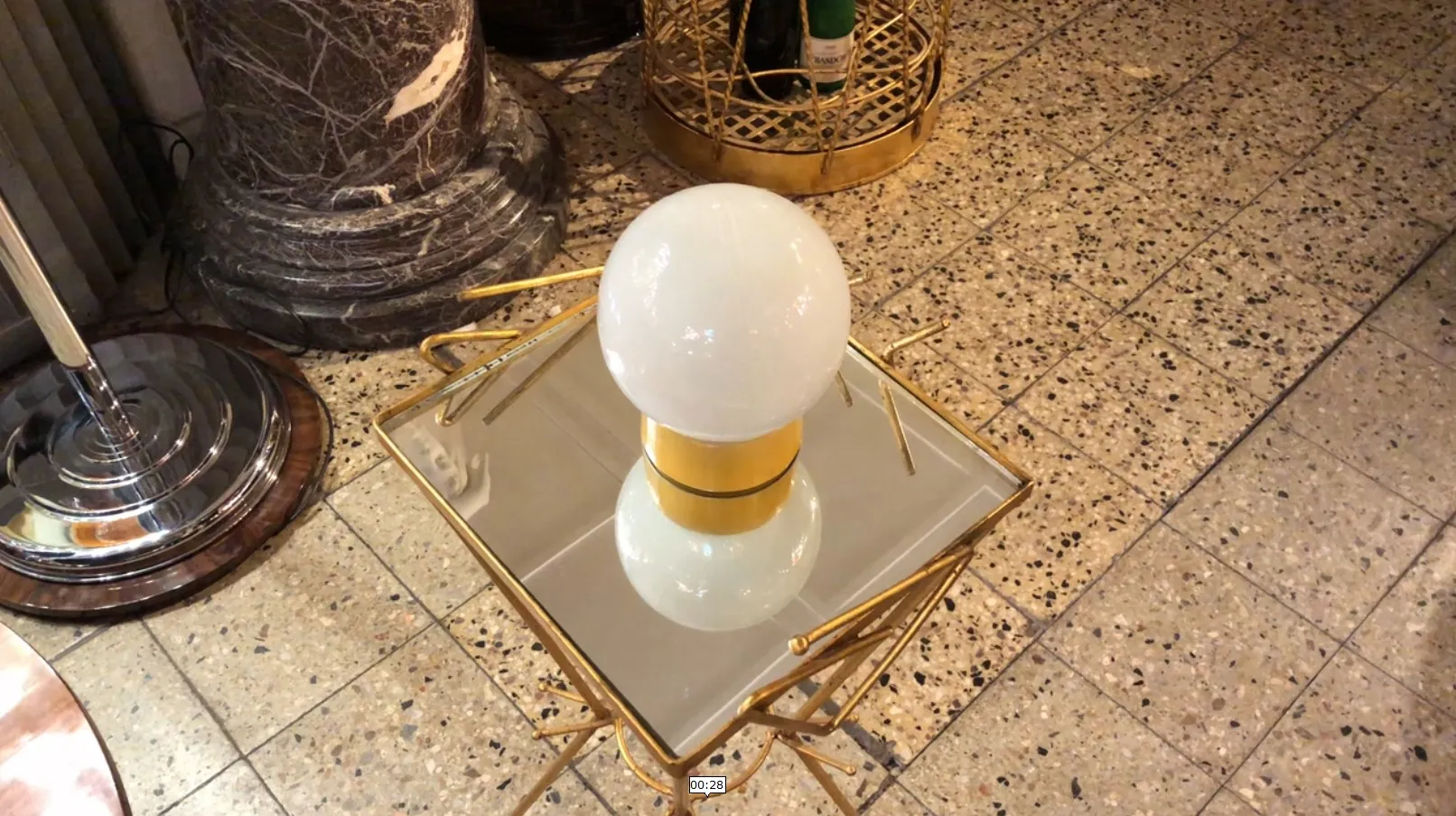 Antike Tischlampe mit weißer Kugel, elegantes Ambiente