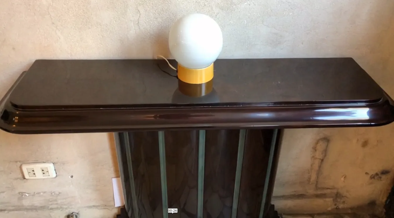 lampara de mesa antigua de forma esferica sobre una mesa