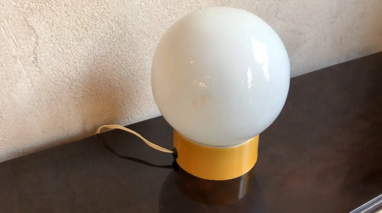 lampe de bureau ancienne avec base jaune et globe blanc