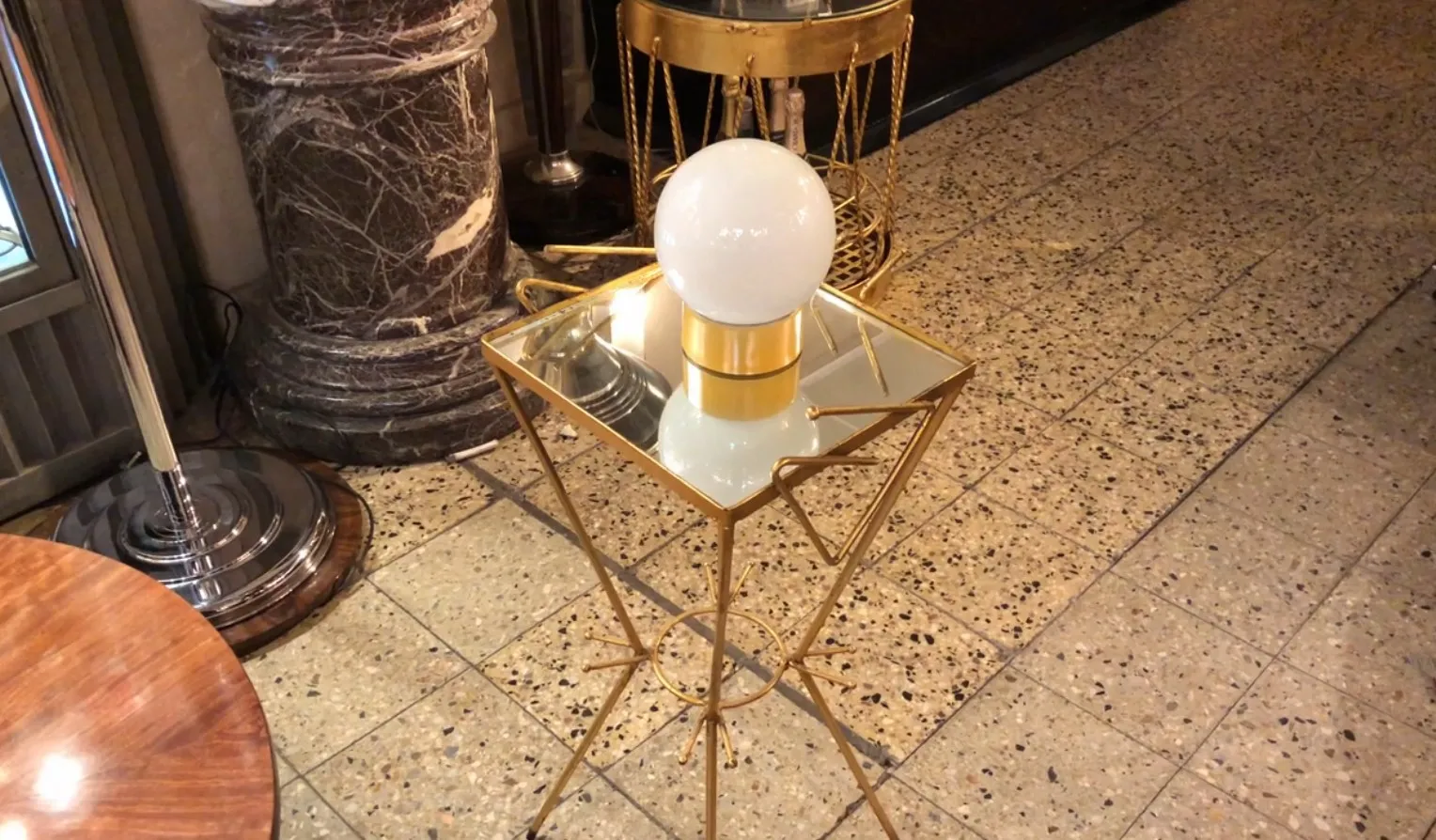 Antike Tischlampe mit heller Kugel in eleganter Umgebung