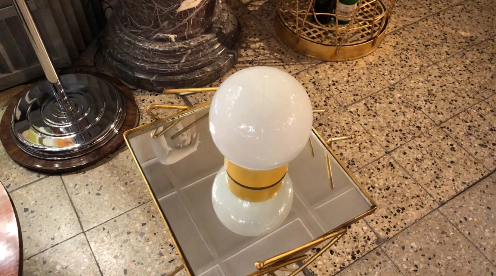 antike Tischlampe mit kugelförmiger Glühbirne, goldene Basis, glänzende Oberfläche