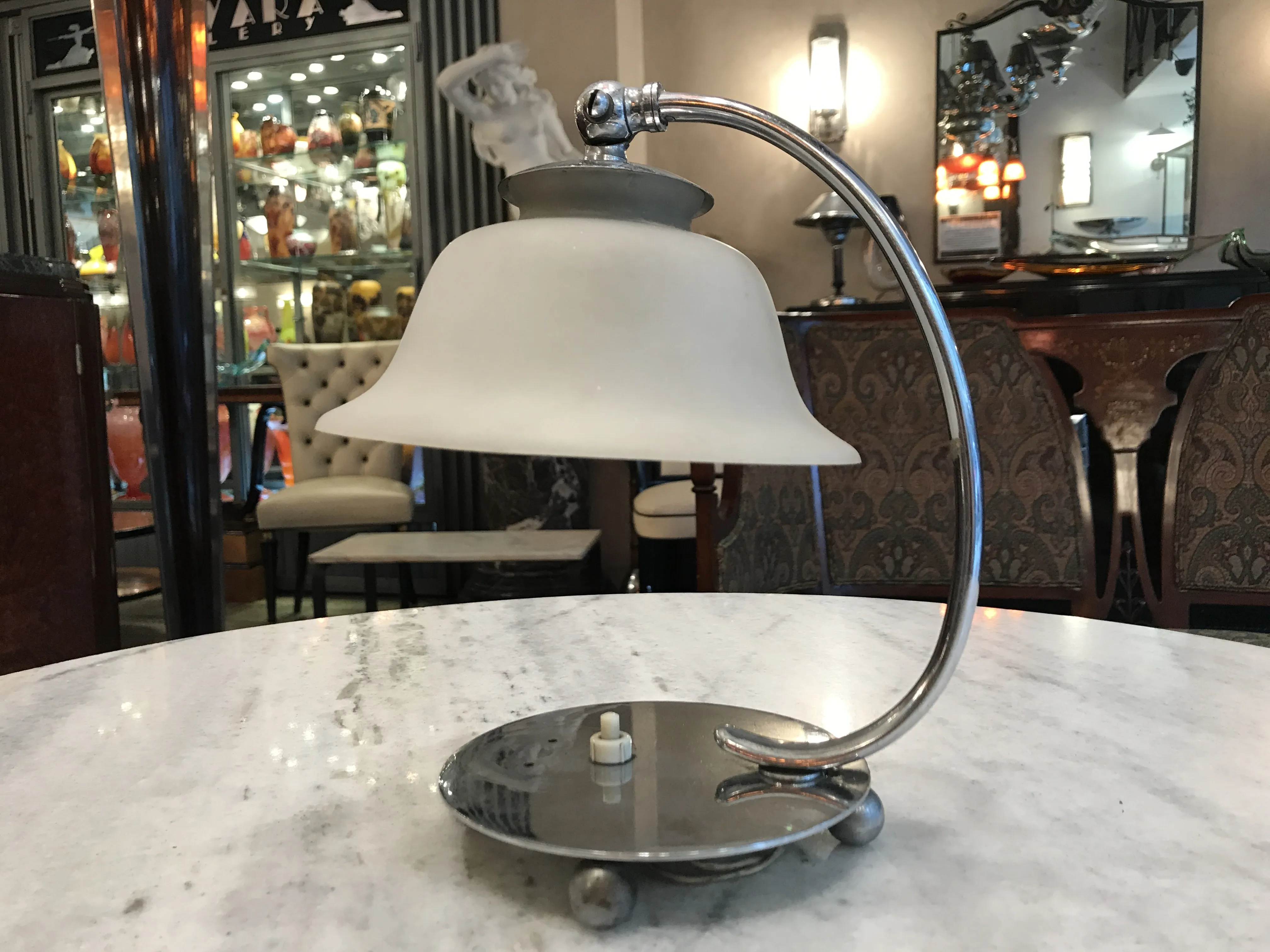 Lampada da tavolo antica in un ambiente elegante con sedia e tavoli