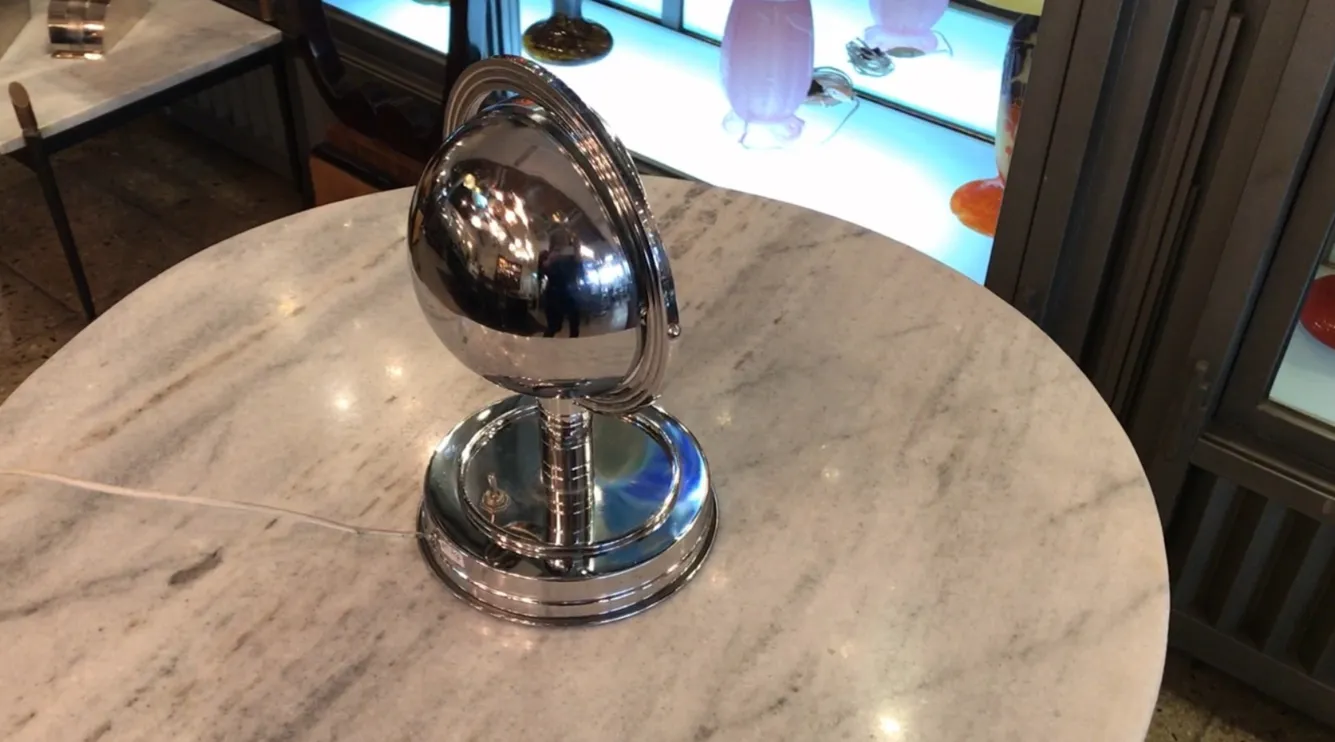 lampada da tavolo antica con base lucida e forma ovale in un ambiente elegante