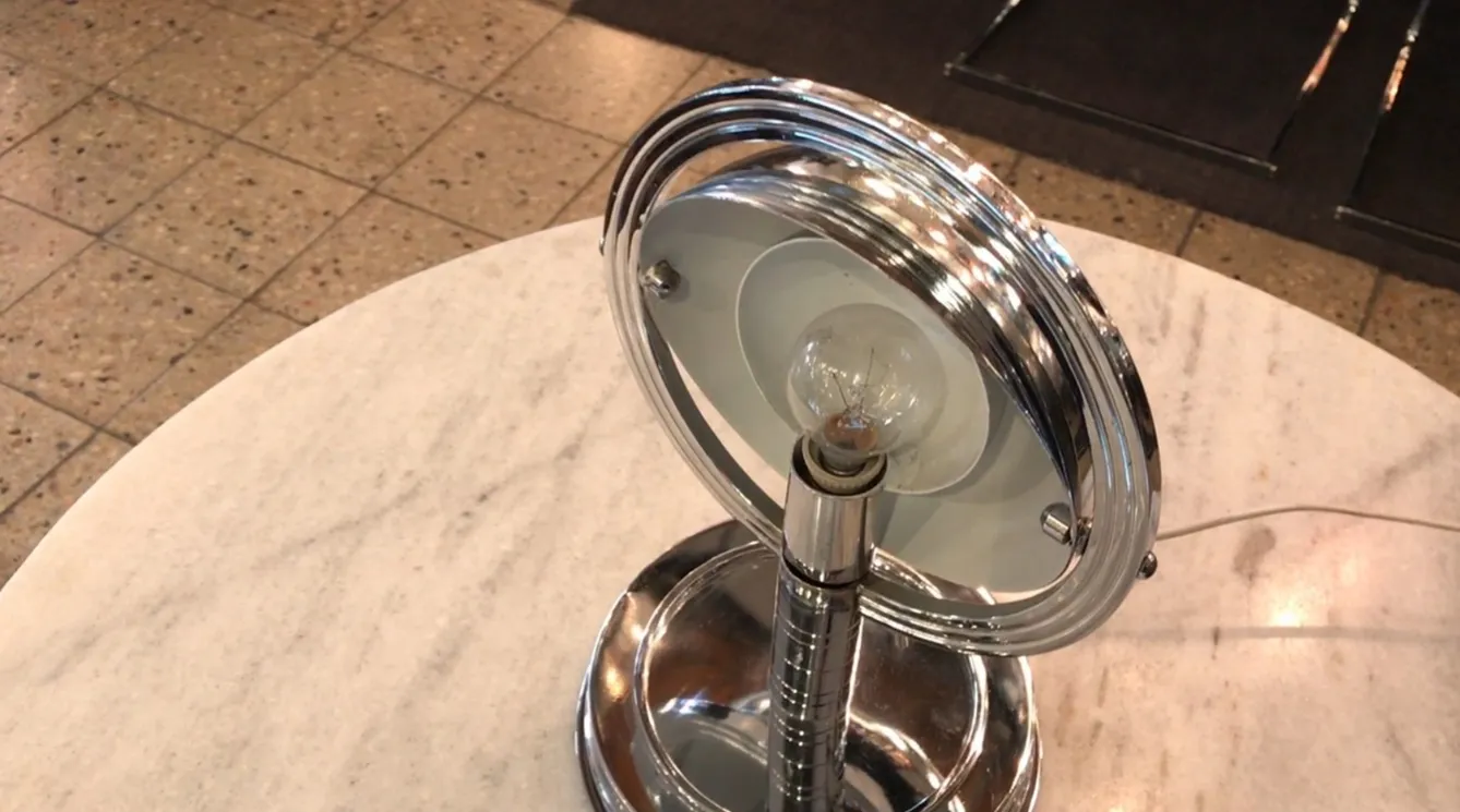 Luminária de mesa antiga Art Deco com design elegante.