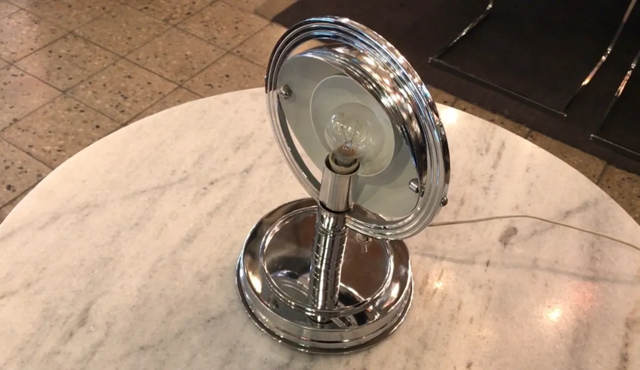 antike tischlampe mit glänzendem sockel und runder form