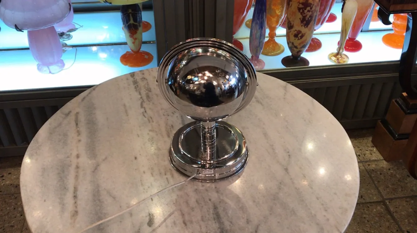 Antike Tischlampe im Art Deco-Stil in eleganter Umgebung.