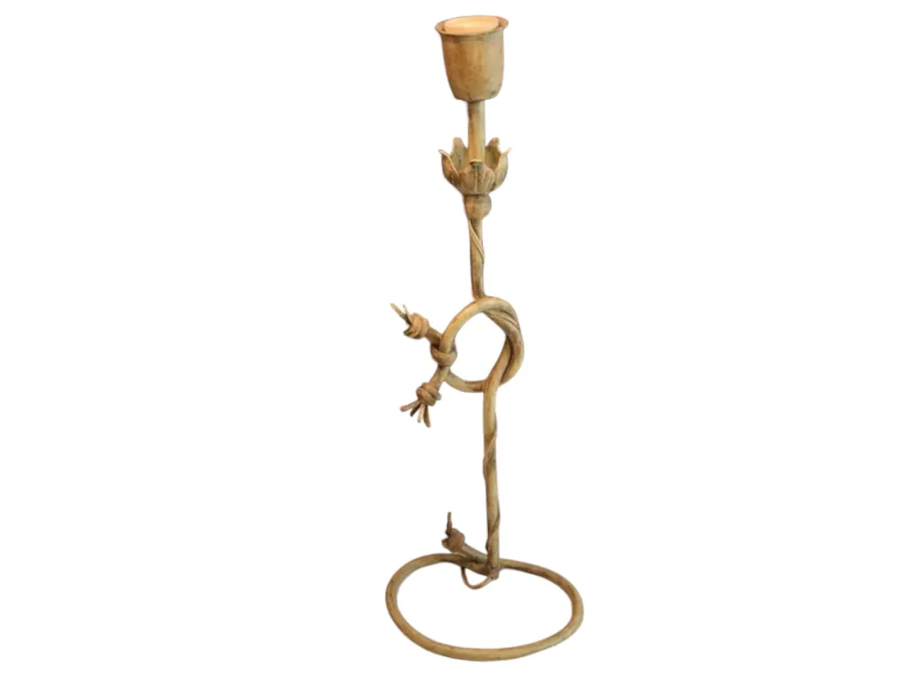 Lámpara de mesa antigua con diseño decorativo floral, ambiente acogedor.