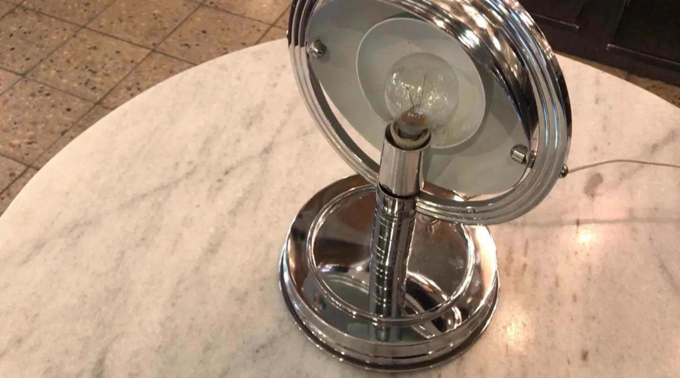 Lampe de bureau antique de style Art Deco sur une table en marbre