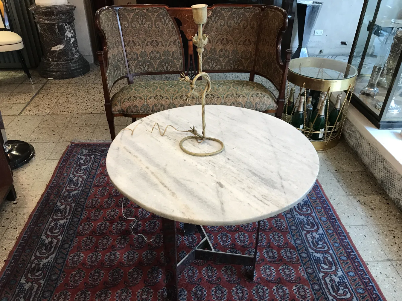 Luminária de mesa antiga Art Deco com design elegante em um ambiente acolhedor