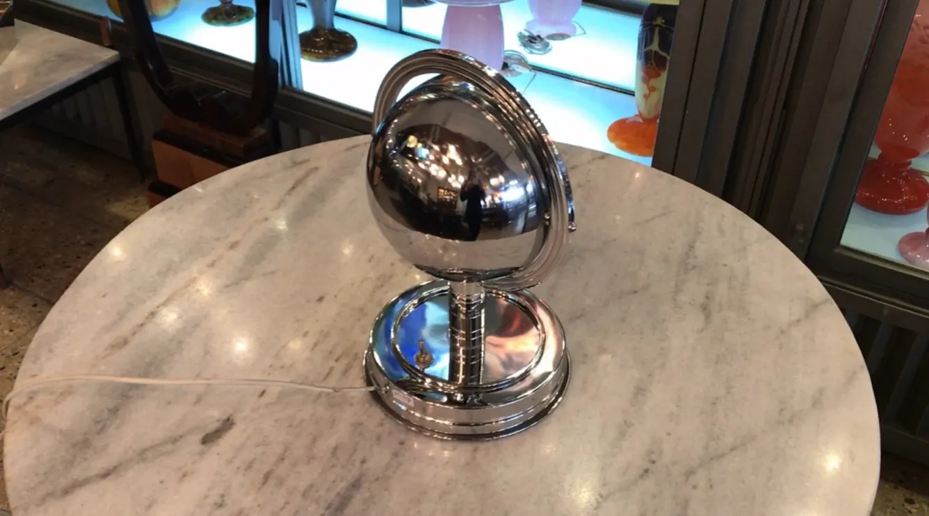 Lámpara de mesa antigua de estilo Art Deco, brillante y elegante sobre una mesa de mármol