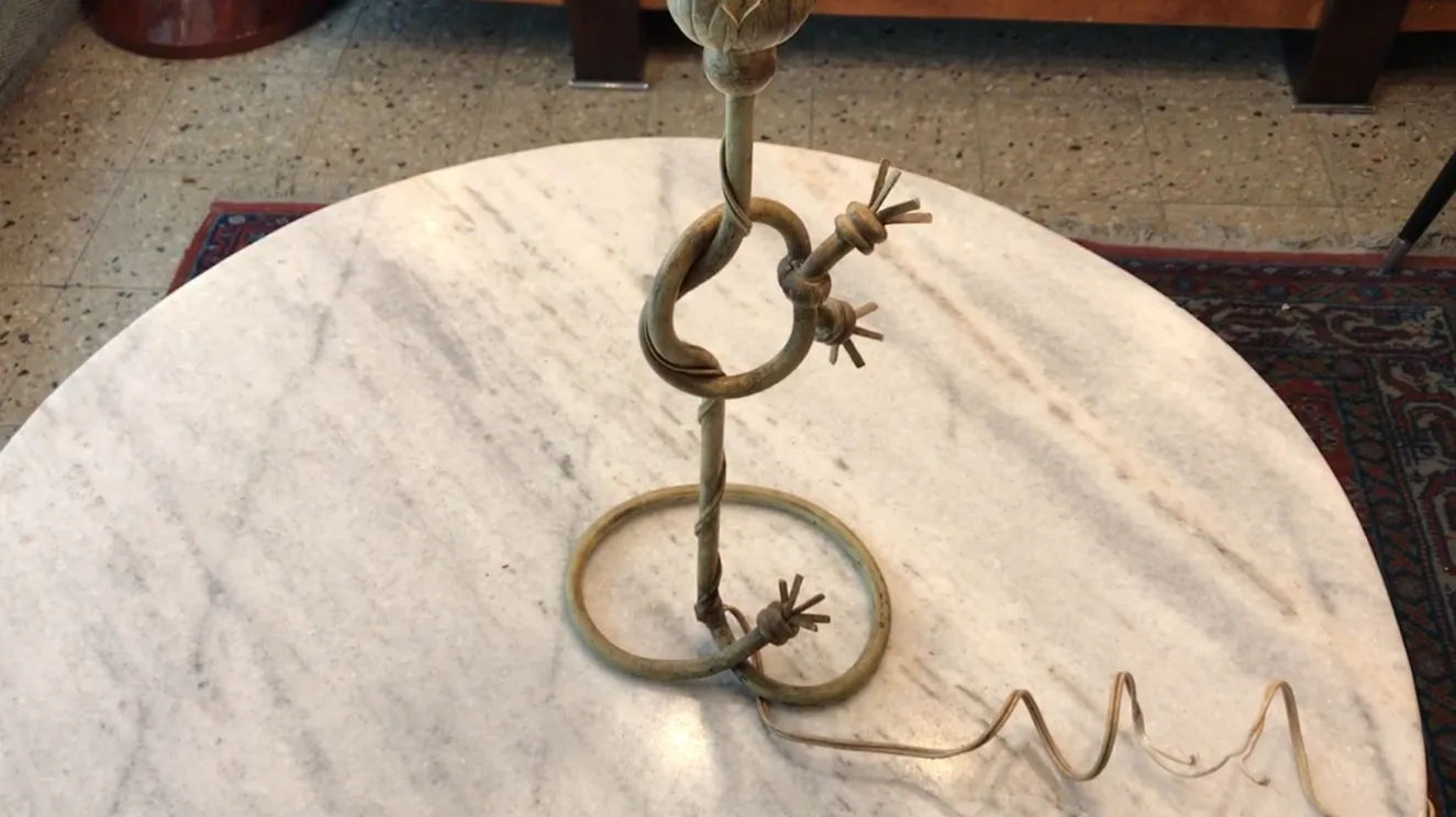 Lampada da tavolo antica in stile Art Deco con base unica e forme creative in un ambiente accogliente.