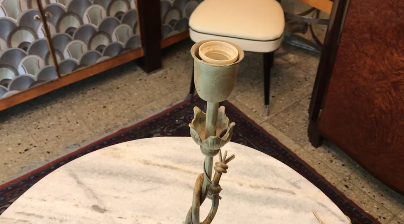 Antike Tischlampe mit floralem Design, gemütliche Atmosphäre.