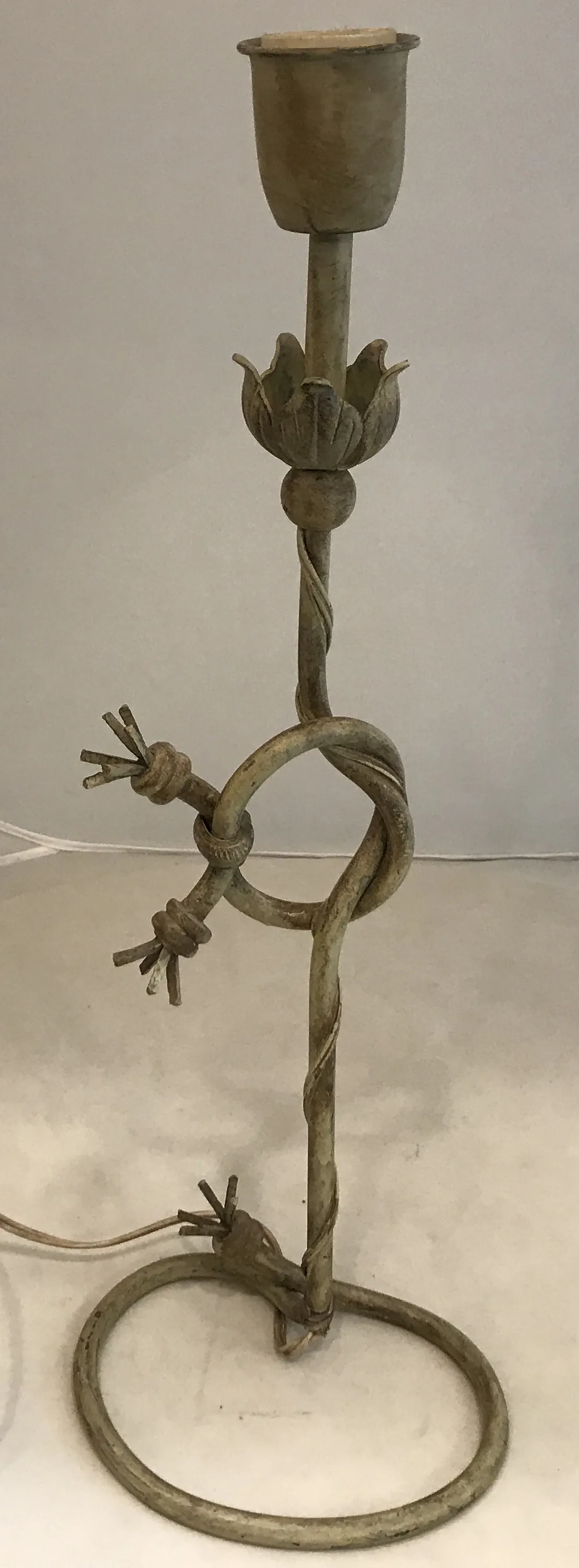 antike tischlampe mit art deco design und blumenform