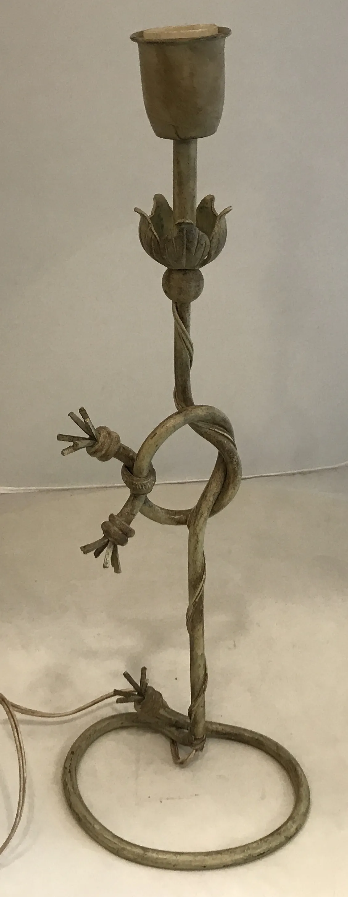 antike tischlampe mit künstlerischem blumen-design