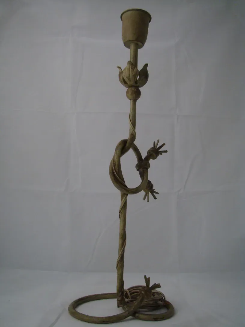 antike Tischlampe mit künstlerischem Art-Déco-Design