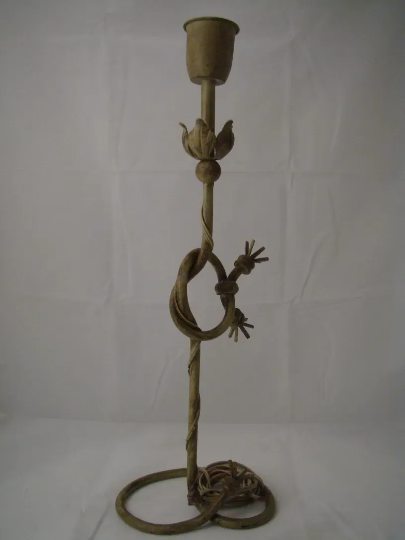 lampe de bureau antique de style art déco avec un design artistique