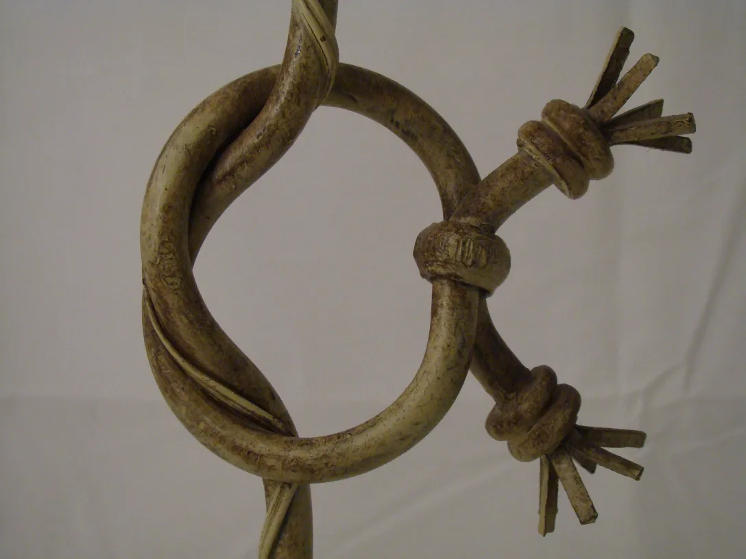 Lámpara de mesa antigua con diseño art deco, detalles estilizados.