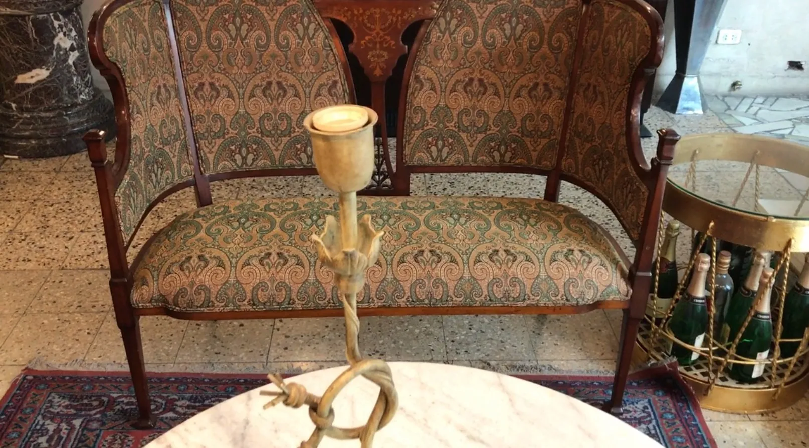 Lampada da tavolo antica in un ambiente classico con sedia