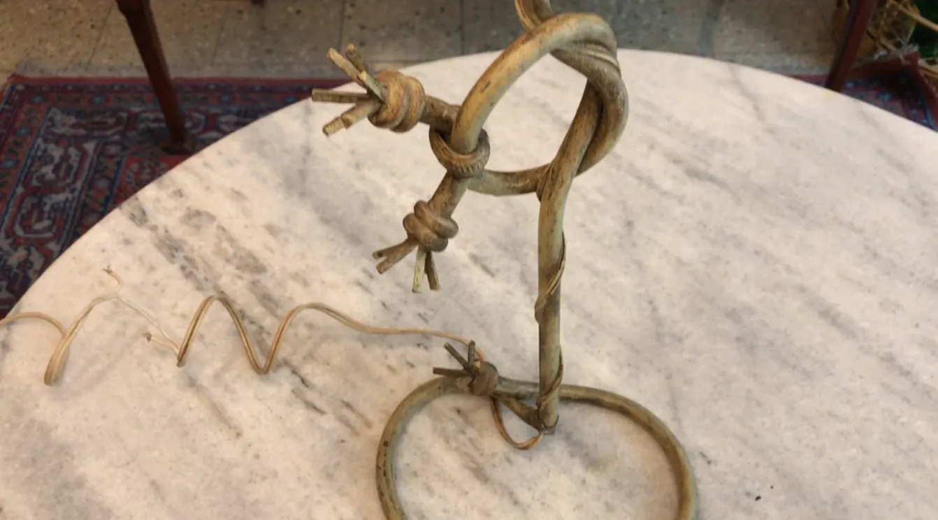 старинная настольная лампа с элегантным дизайном и круглой основой