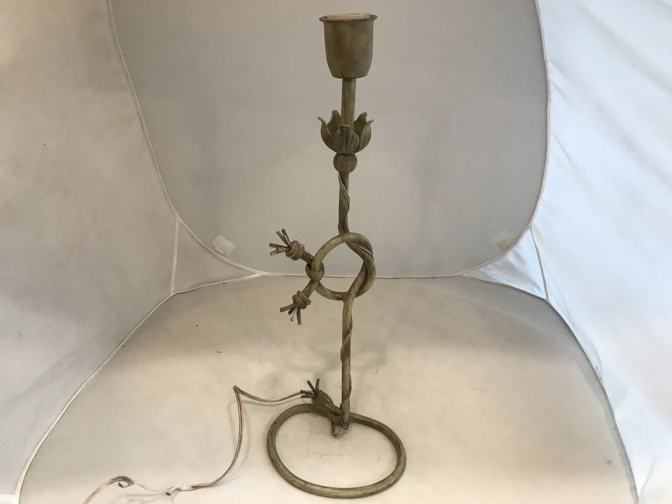 Antike Tischlampe im Art Deco Design, elegante Form und künstlerische Details.