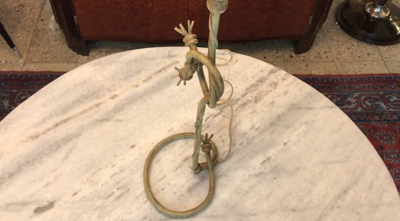 पुरानी टेबल लैंप में सजावटी डिजाइन