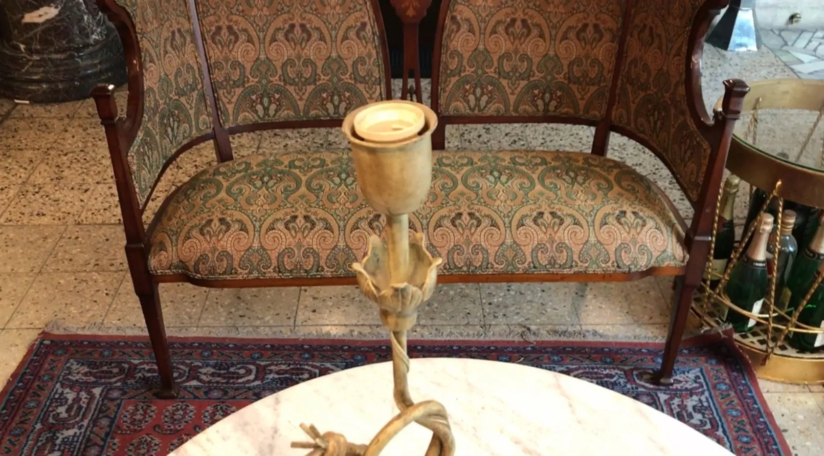 Lampe de bureau antique avec un design art déco unique, parfaite pour la décoration