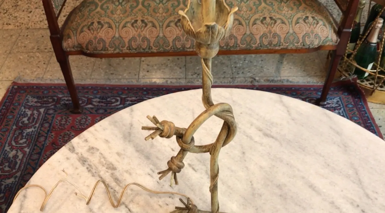 Une lampe de bureau antique au design créatif et élégant, de style Art Déco.