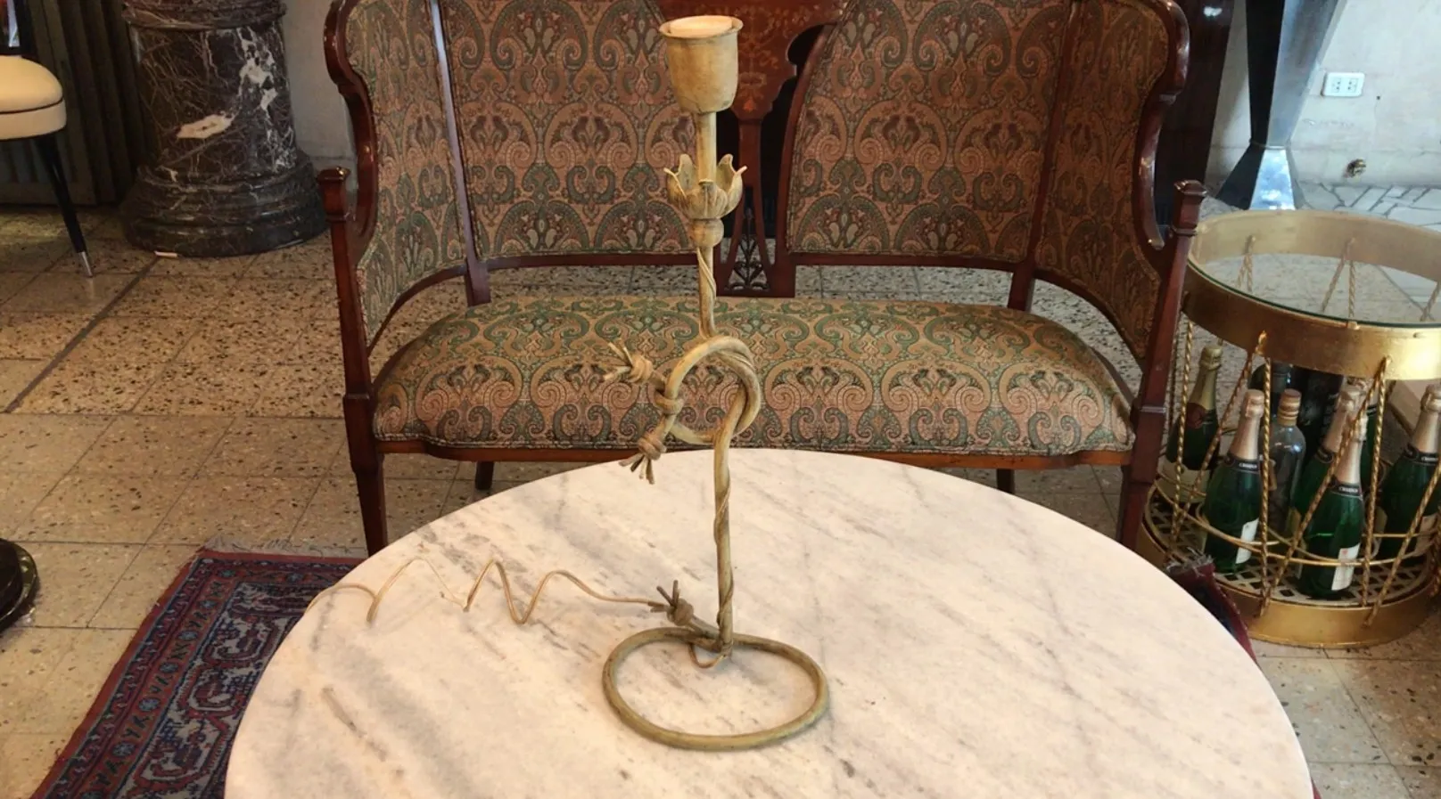 Antike Tischlampe im Art Deco Design mit stilisierter Basis und dekorativen Elementen in klassischem Umfeld.