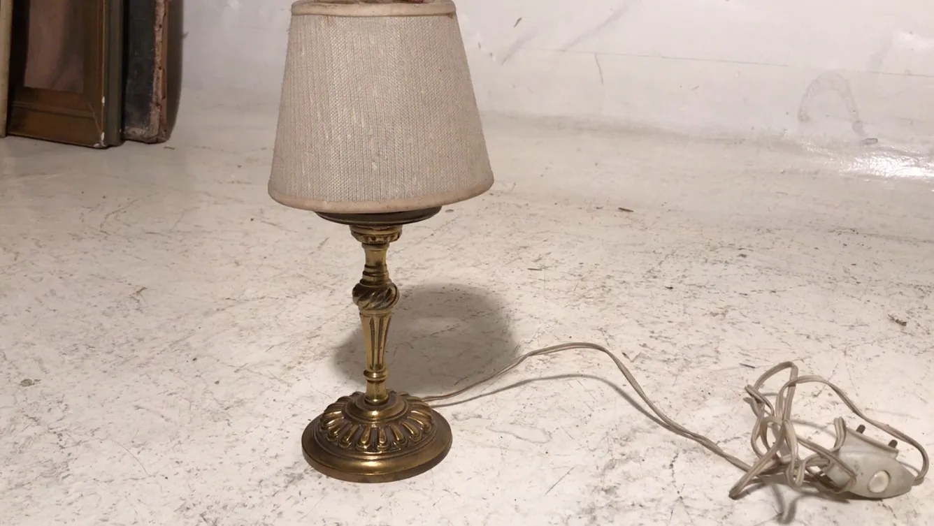 lampe de bureau avec base dorée et abat-jour clair dans un cadre ancien