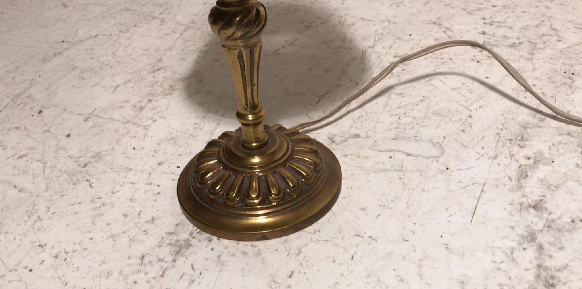 Lampada da tavolo antica in stile Art Deco con base decorativa.