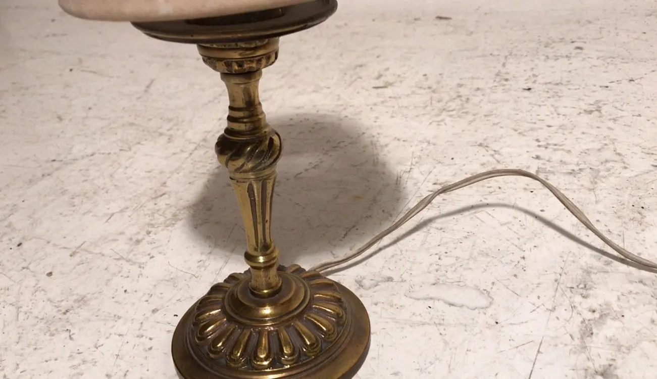 luminária de mesa antiga em estilo art deco com base decorativa