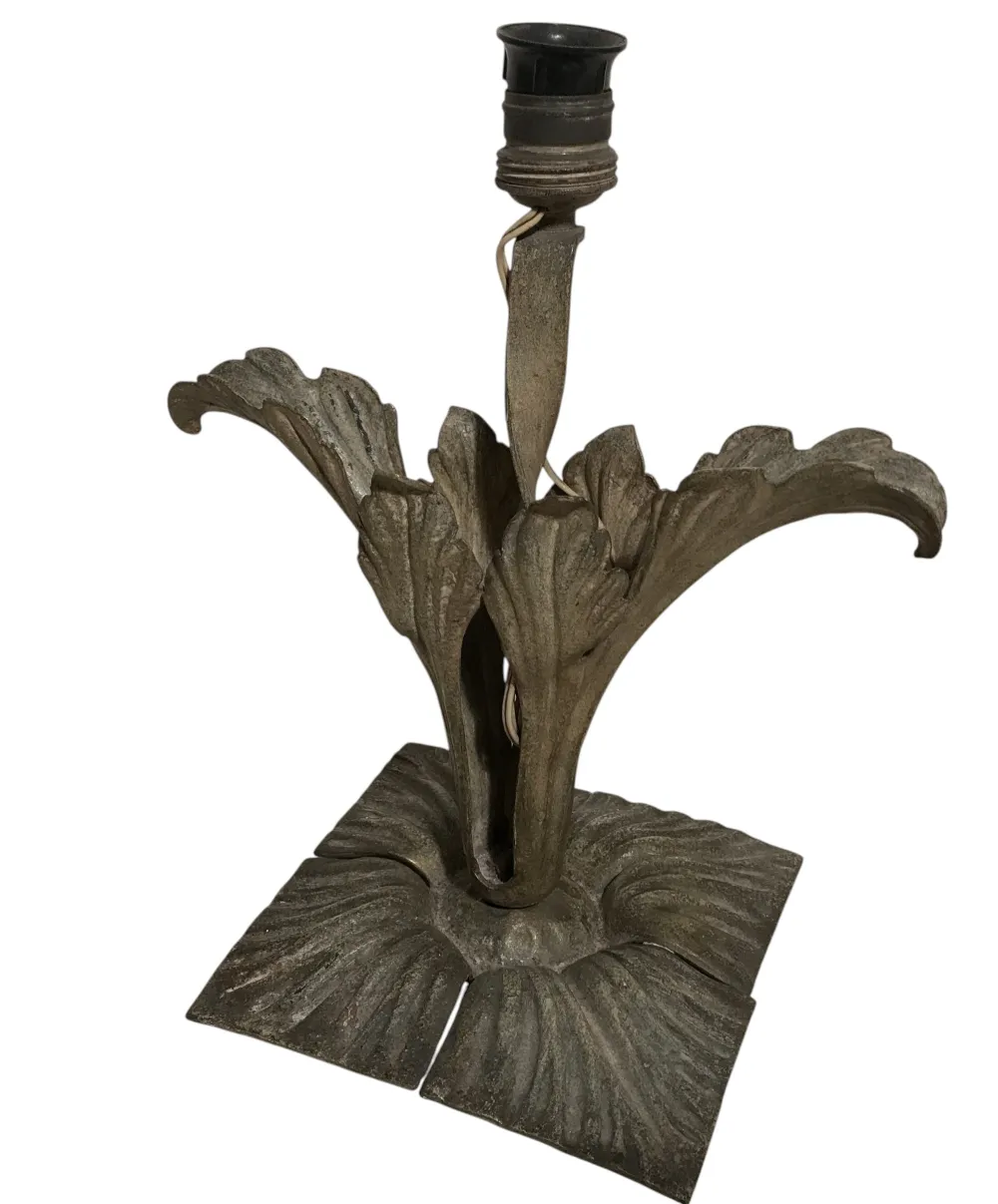 Antike Tischlampe im Art Deco Stil mit dekorativem Blattfuß.