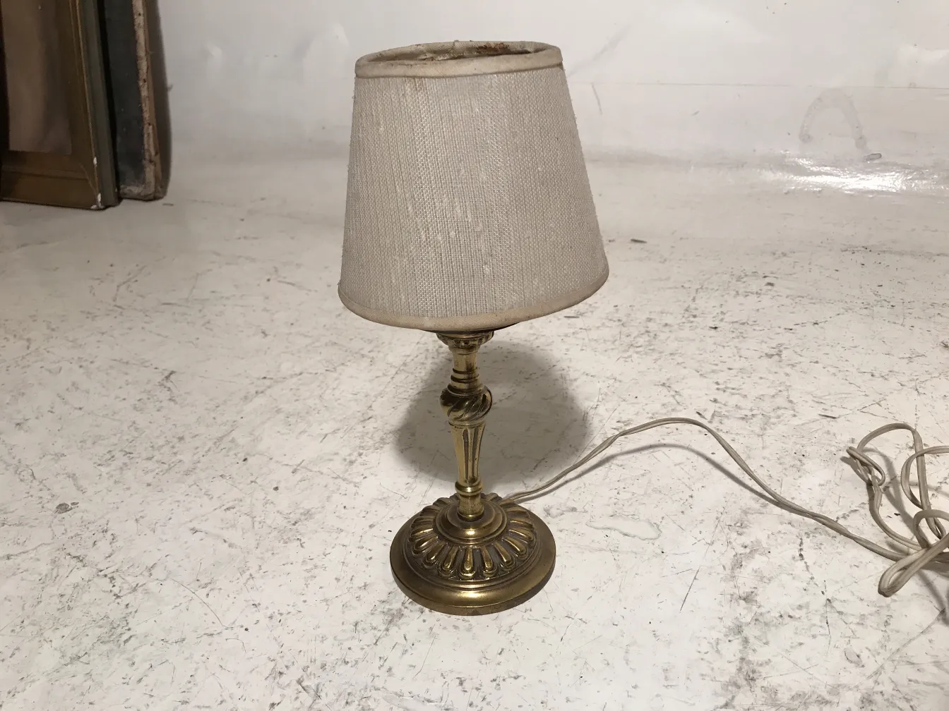 Antique table lamp in Art Deco style with a clear shade and decorative base. Perfect for ambient lighting.