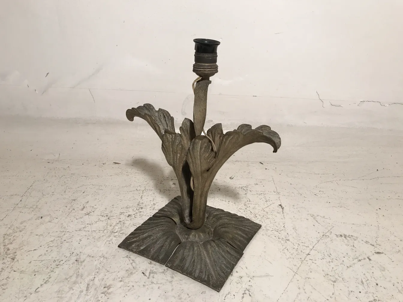 Lampada da tavolo antica con caratteristiche di design art déco