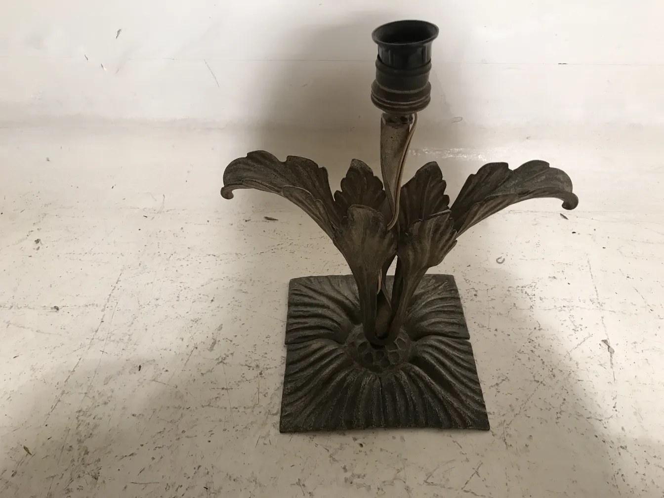 Антикварная настольная лампа в стиле Арт Деко с декоративной основой.