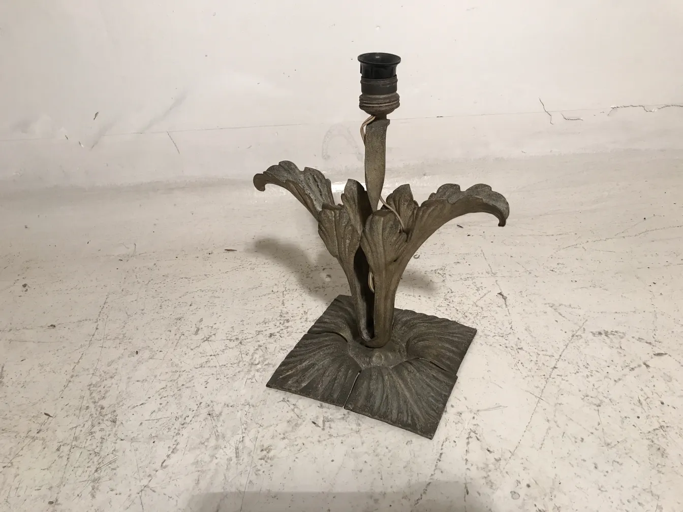 luminária de mesa antiga com base decorativa em forma de folhas, estilo art deco