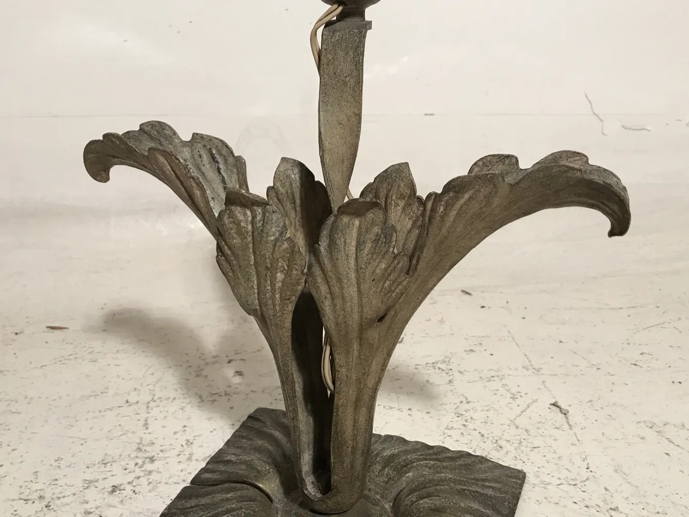 lampara de mesa antigua art deco con base elaborada y detalles decorativos