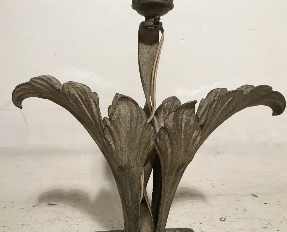 lampada da tavolo antica con design a foglia art deco