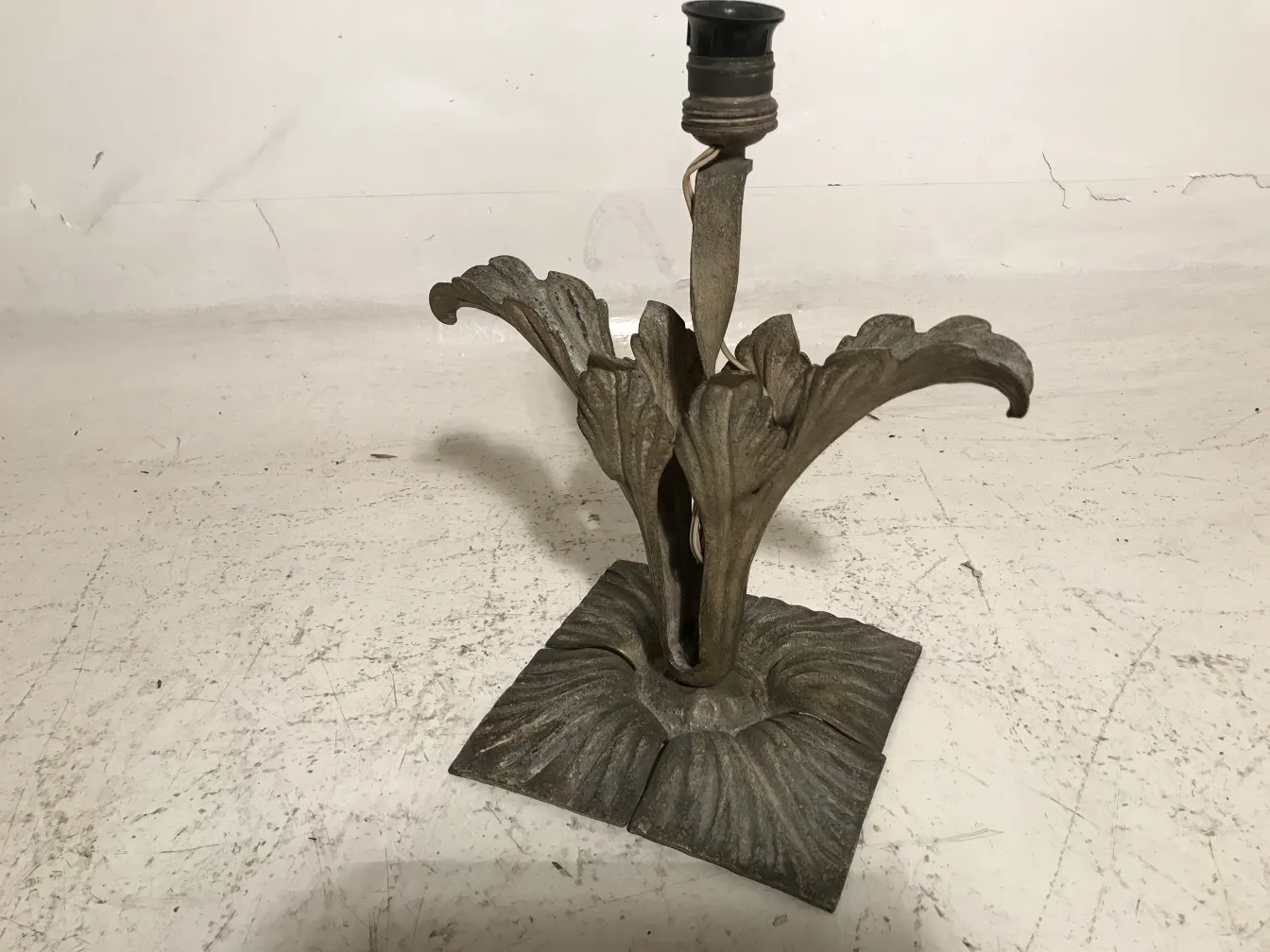 antique table lamp Art Deco with decorative base