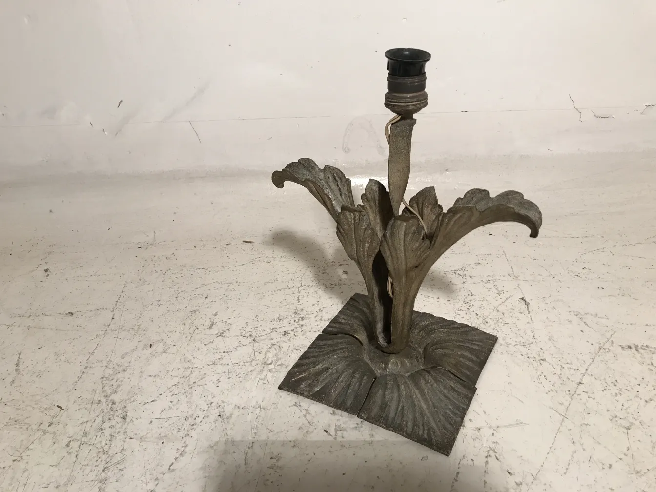 lampe de bureau ancienne avec design floral artistique