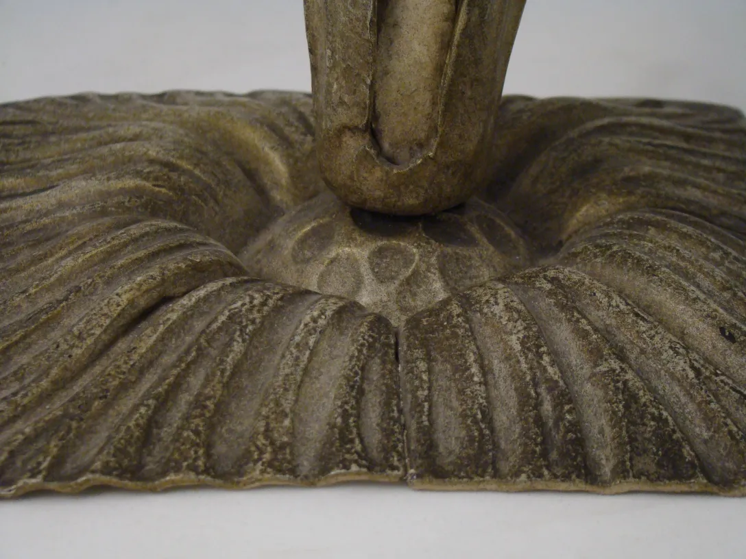 lampara de mesa antigua con base decorativa en forma de flores