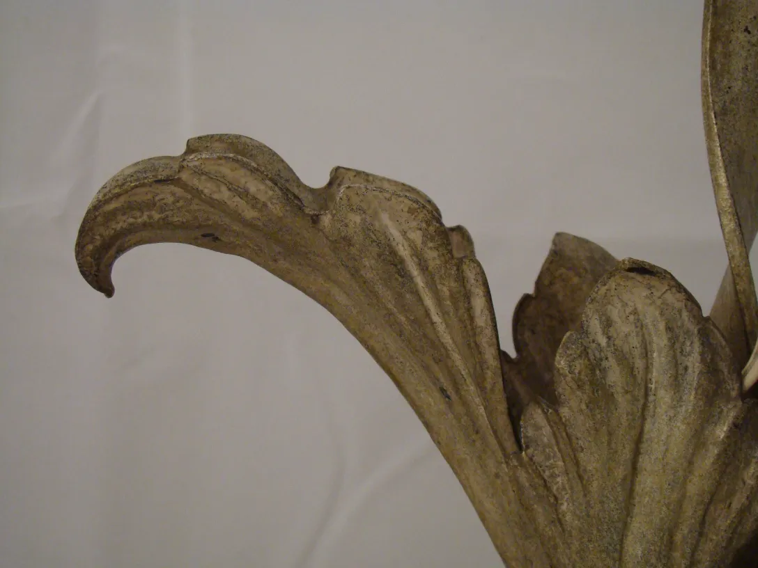 dettaglio di una lampada da tavolo antica in stile art deco