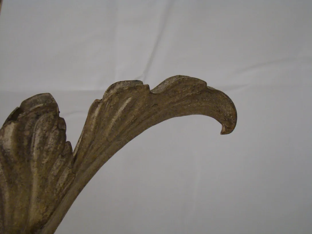 पुरानी टेबल लैंप जो आर्ट डेको शैली में है, सजावटी विवरणों के साथ।