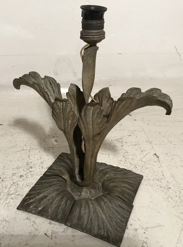 Lampe de bureau ancienne avec base en forme de feuilles dans un style Art Deco