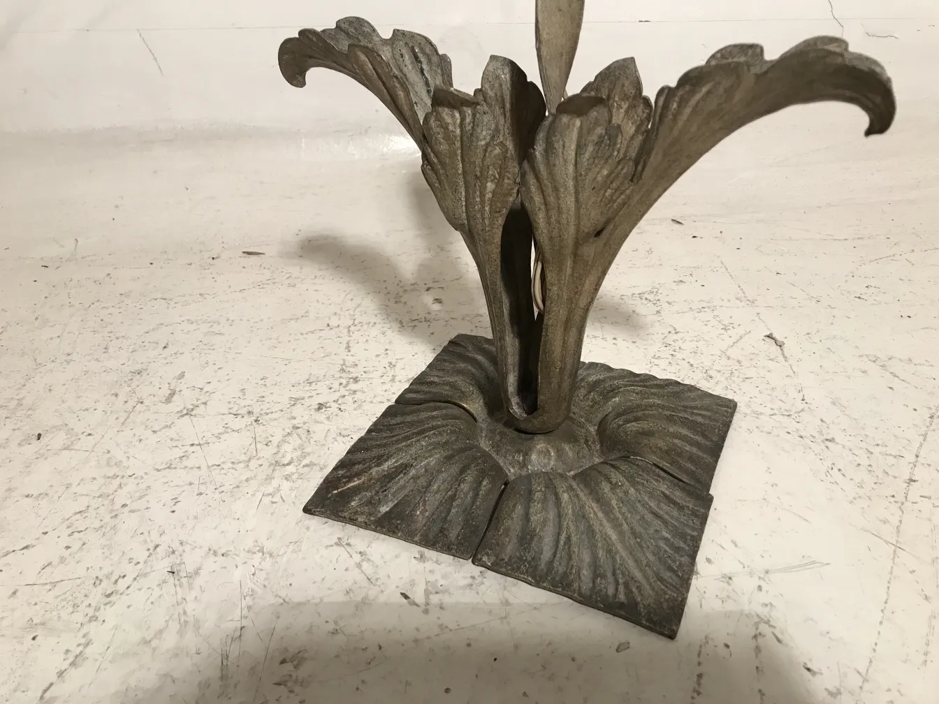 Lámpara de mesa antigua de estilo art déco con diseño floral y base decorativa.