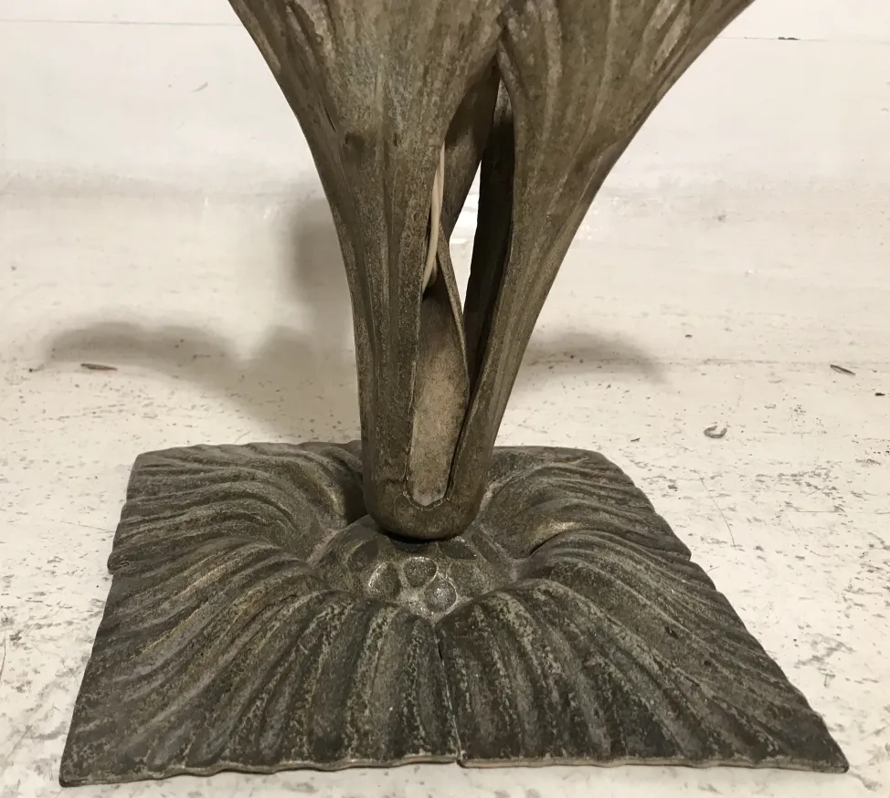 带有花卉细节的台灯底座，古典氛围。