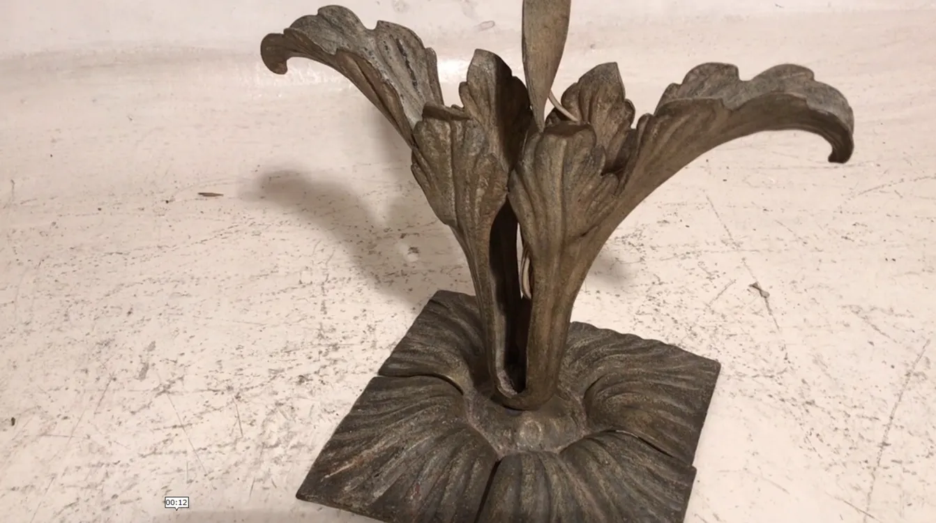 lampara de mesa antigua con diseño de hojas y base elegante