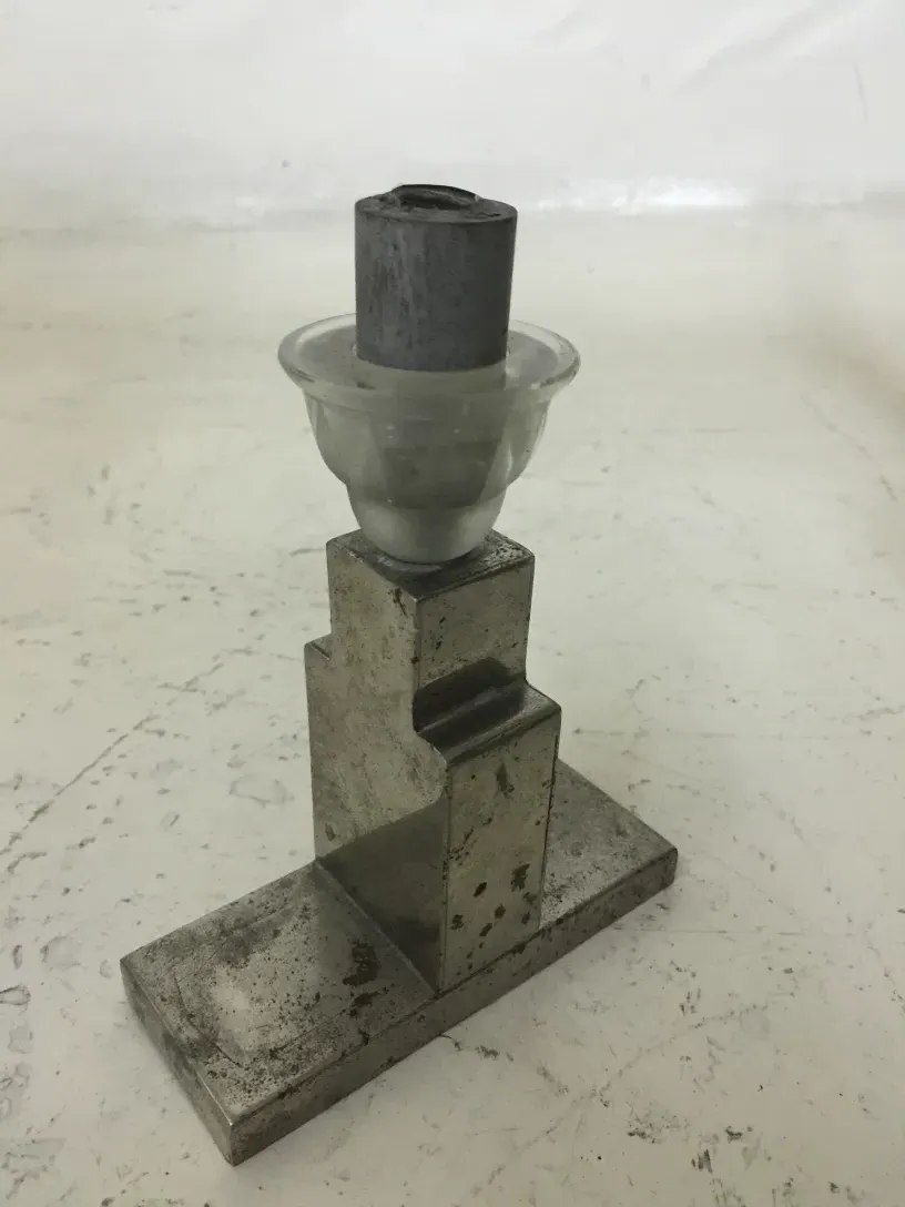 Lámpara de mesa antigua con base en forma de prisma, estilo Art Deco.