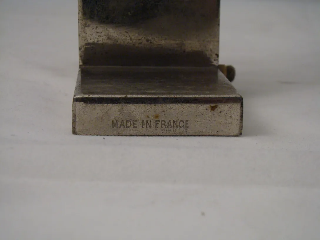 古董檯燈裝飾藝術，金屬底座，優雅而精緻，結合經典環境。